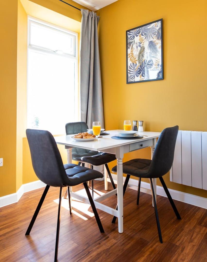 Studio Apartment With 65" Smart Tv Newport  Bagian luar foto
