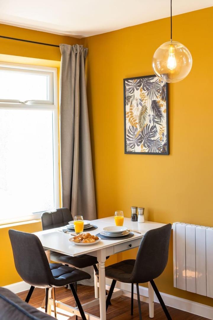 Studio Apartment With 65" Smart Tv Newport  Bagian luar foto