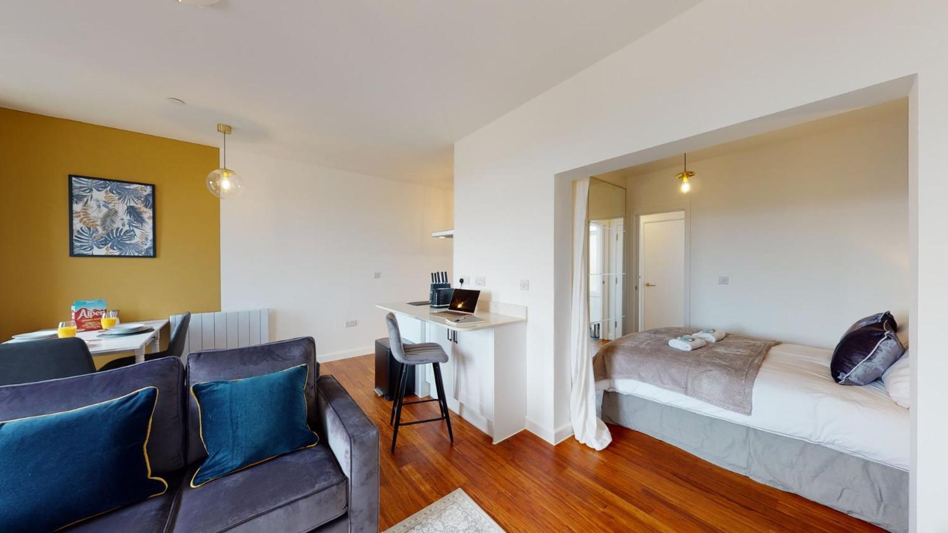 Studio Apartment With 65" Smart Tv Newport  Bagian luar foto