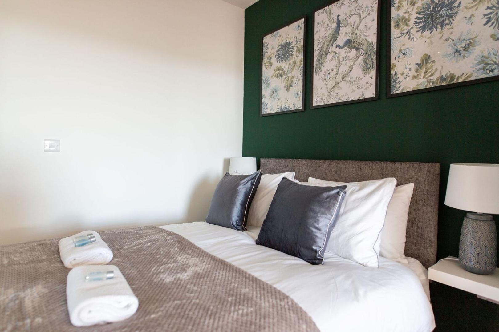 Studio Apartment With 65" Smart Tv Newport  Bagian luar foto