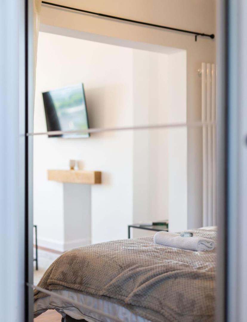 Studio Apartment With 65" Smart Tv Newport  Bagian luar foto