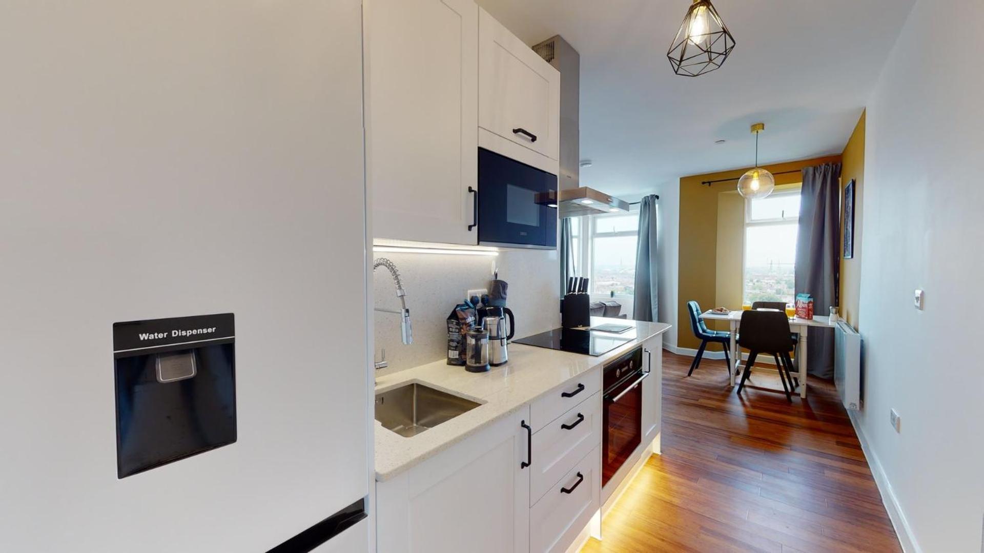 Studio Apartment With 65" Smart Tv Newport  Bagian luar foto