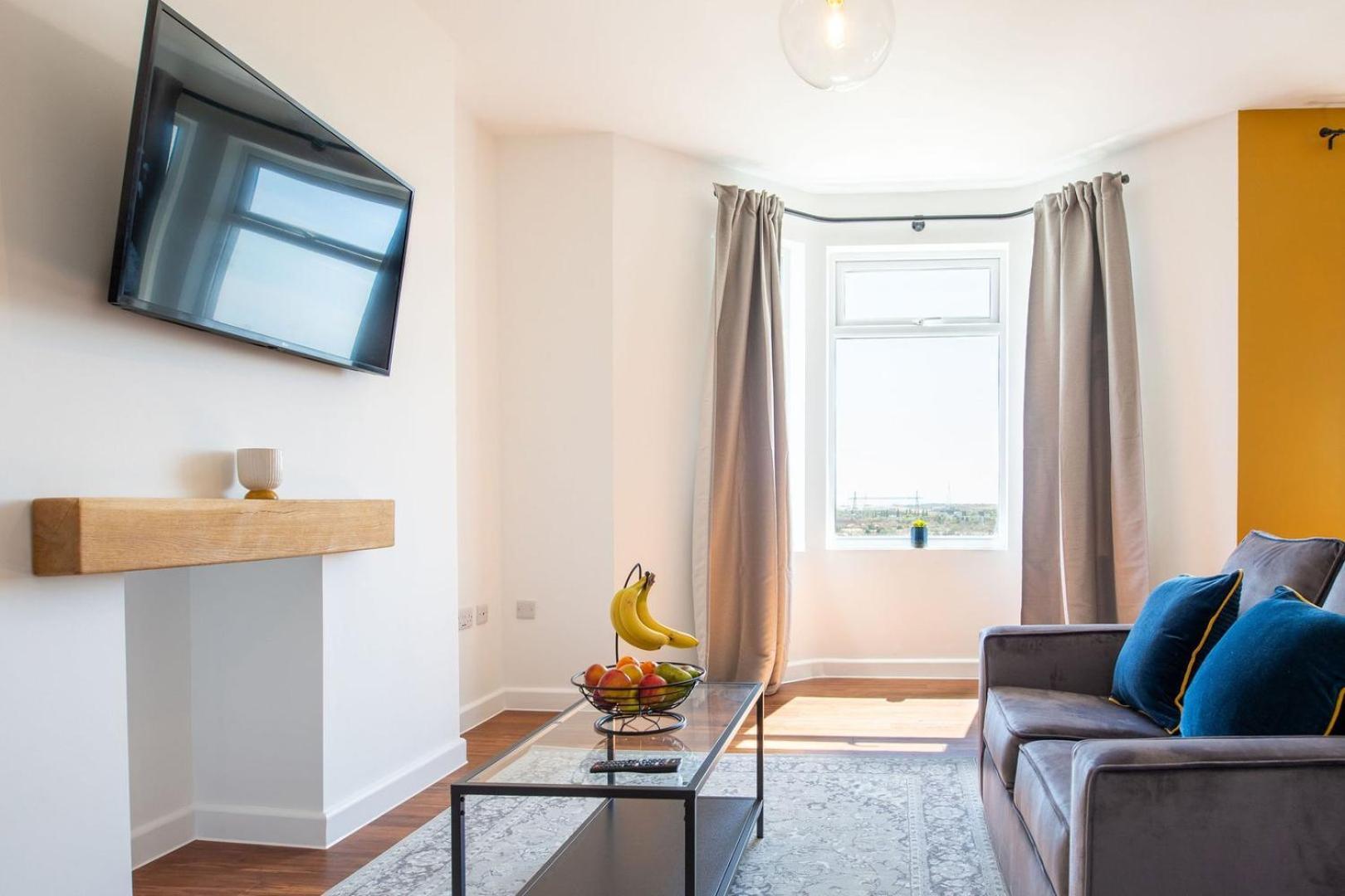 Studio Apartment With 65" Smart Tv Newport  Bagian luar foto