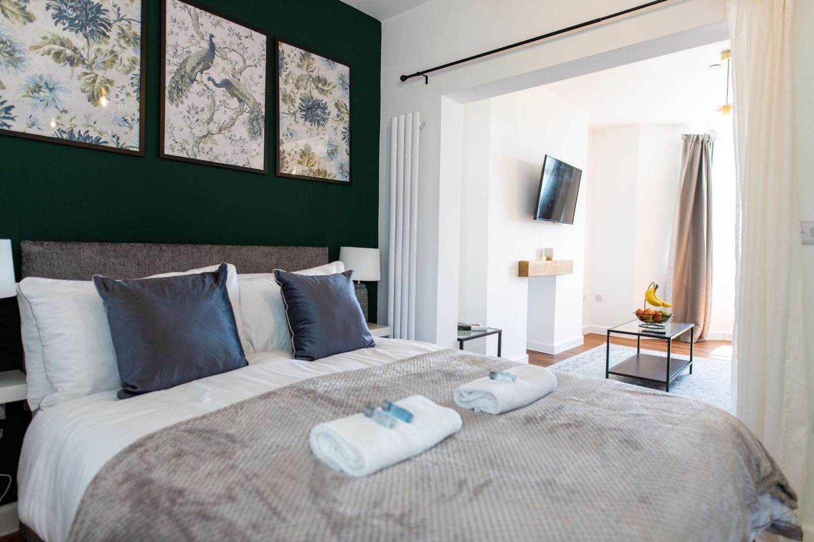 Studio Apartment With 65" Smart Tv Newport  Bagian luar foto