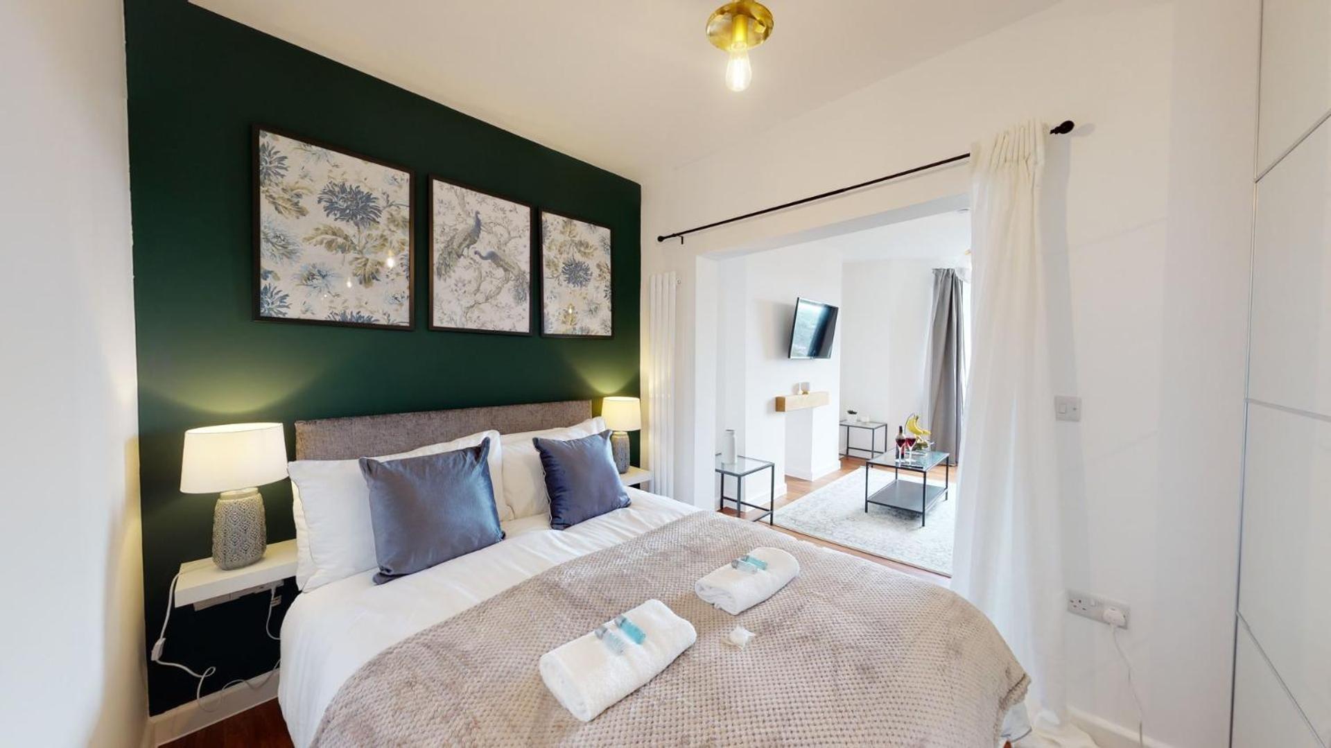 Studio Apartment With 65" Smart Tv Newport  Bagian luar foto