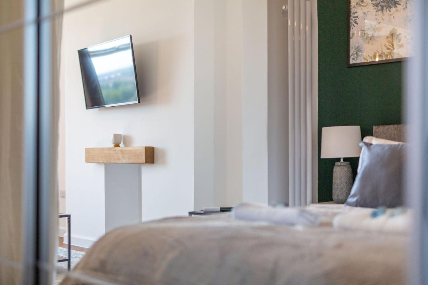 Studio Apartment With 65" Smart Tv Newport  Bagian luar foto