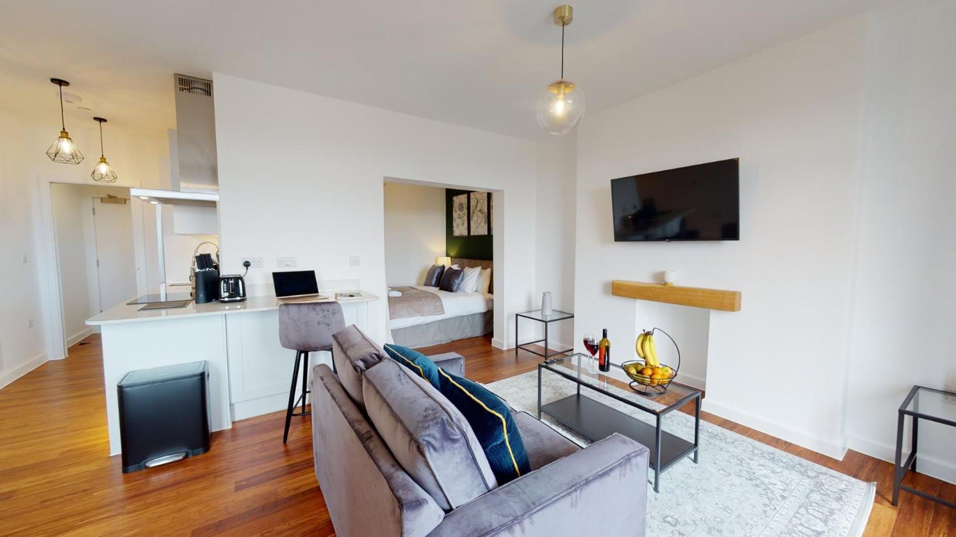Studio Apartment With 65" Smart Tv Newport  Bagian luar foto