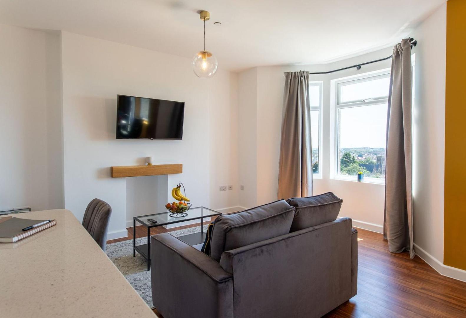 Studio Apartment With 65" Smart Tv Newport  Bagian luar foto