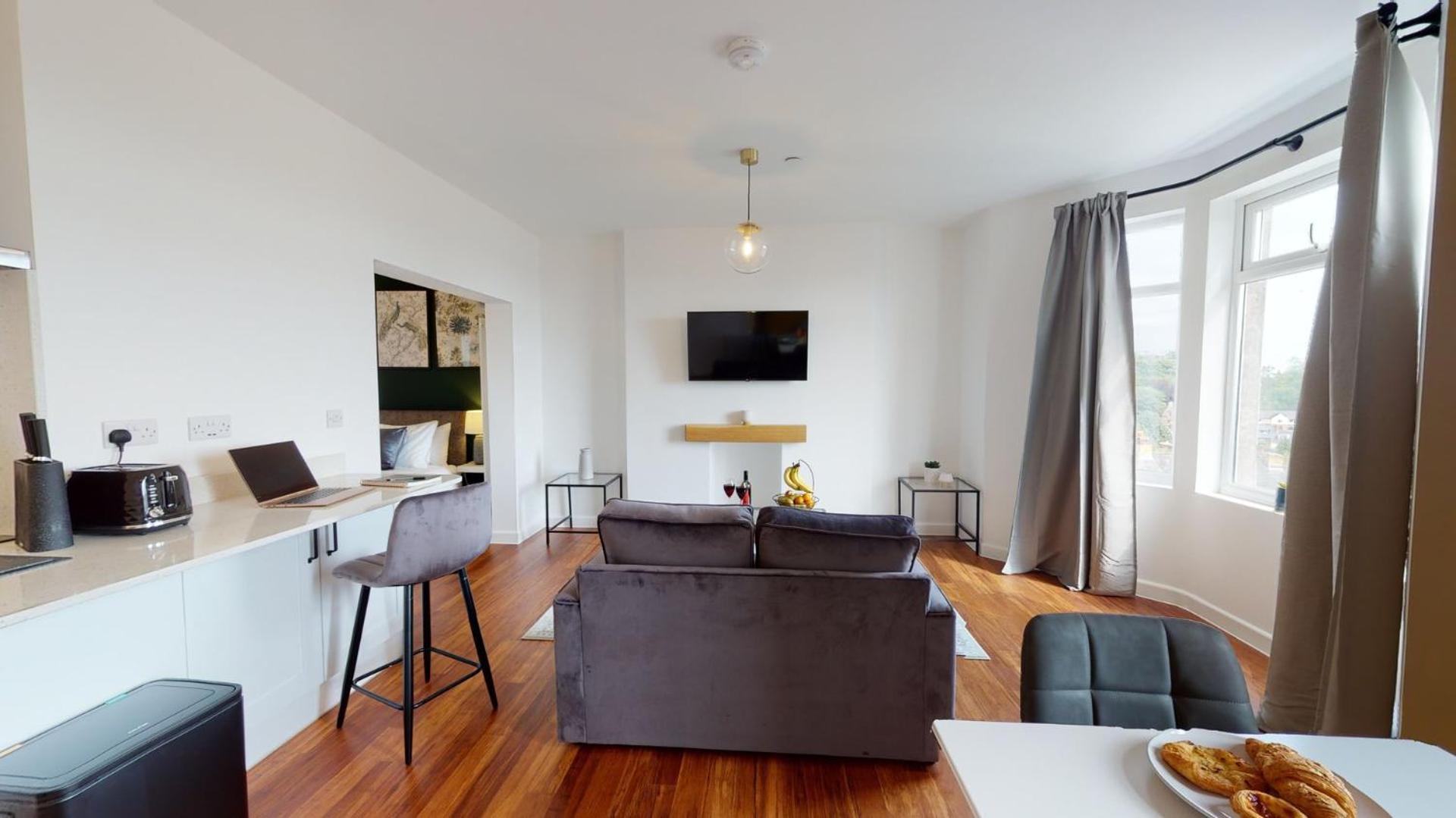 Studio Apartment With 65" Smart Tv Newport  Bagian luar foto