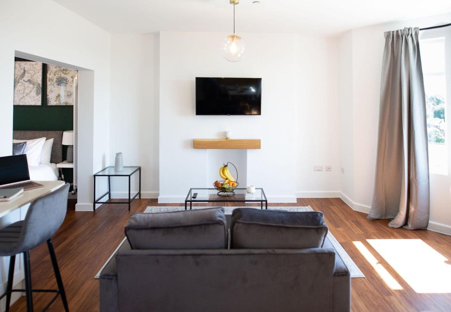 Studio Apartment With 65" Smart Tv Newport  Bagian luar foto