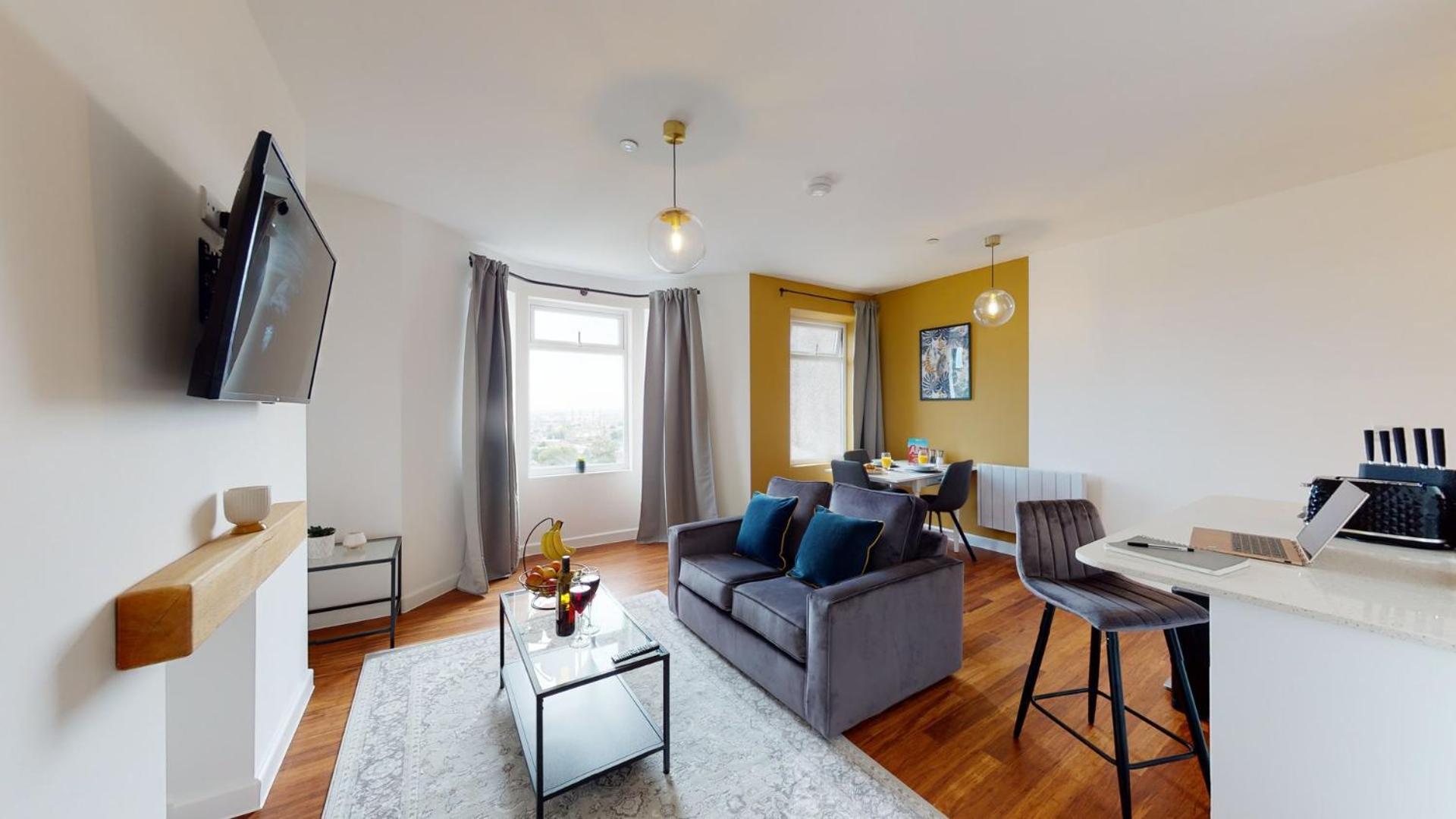 Studio Apartment With 65" Smart Tv Newport  Bagian luar foto