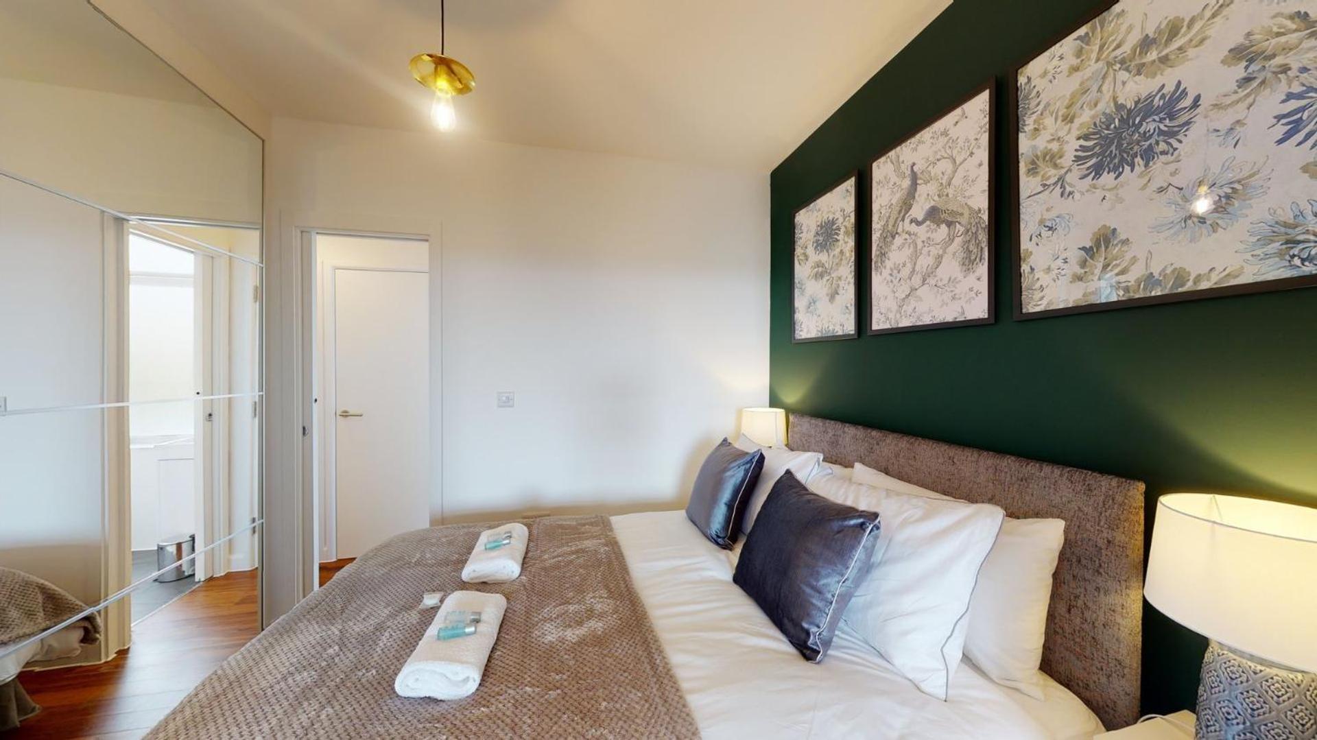 Studio Apartment With 65" Smart Tv Newport  Bagian luar foto
