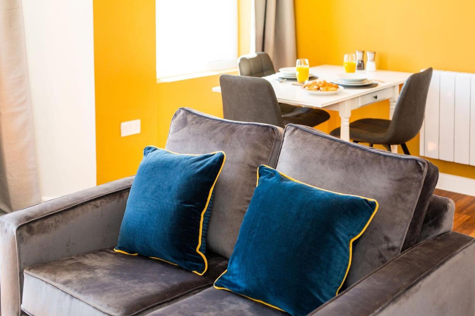 Studio Apartment With 65" Smart Tv Newport  Bagian luar foto