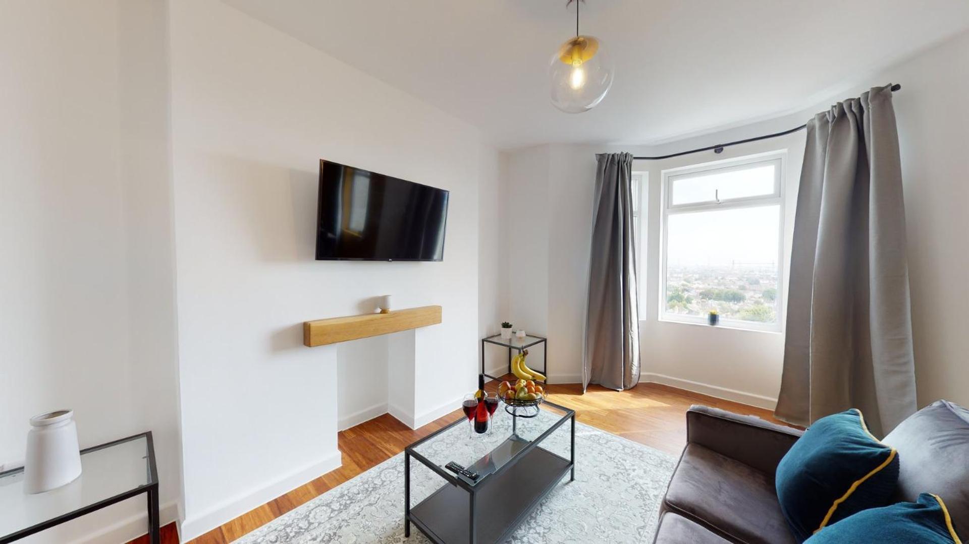 Studio Apartment With 65" Smart Tv Newport  Bagian luar foto