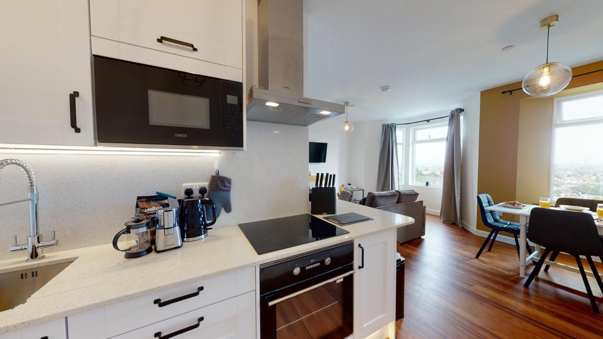 Studio Apartment With 65" Smart Tv Newport  Bagian luar foto