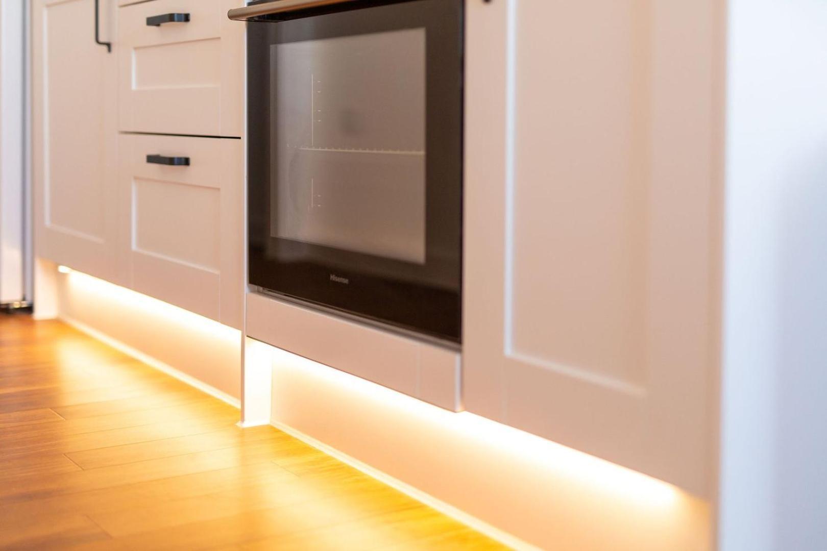Studio Apartment With 65" Smart Tv Newport  Bagian luar foto