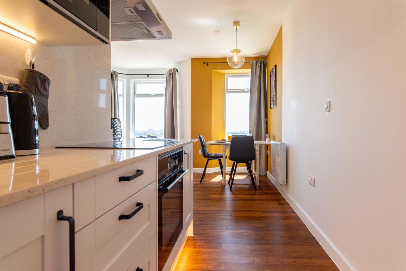 Studio Apartment With 65" Smart Tv Newport  Bagian luar foto