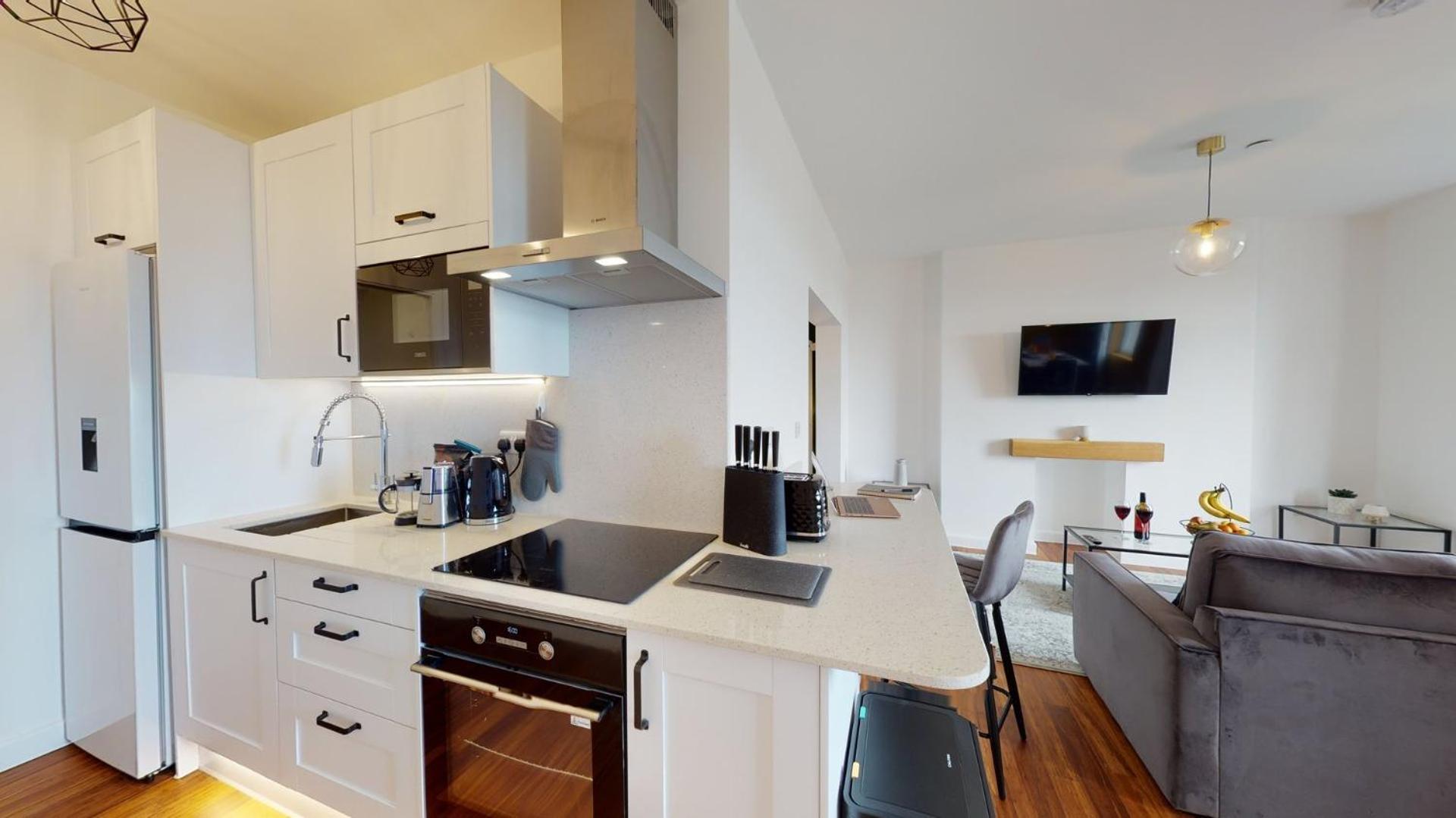 Studio Apartment With 65" Smart Tv Newport  Bagian luar foto