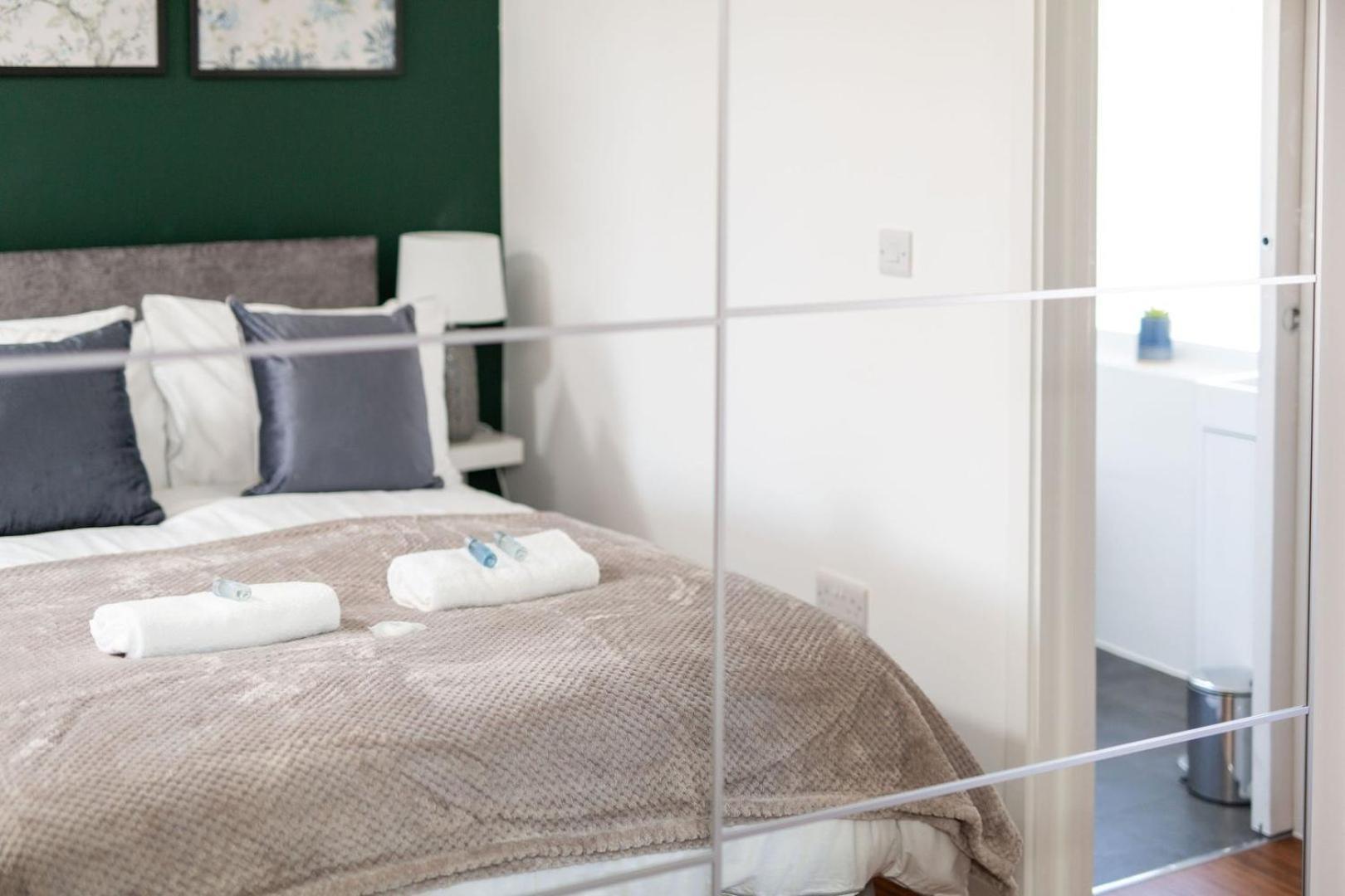 Studio Apartment With 65" Smart Tv Newport  Bagian luar foto