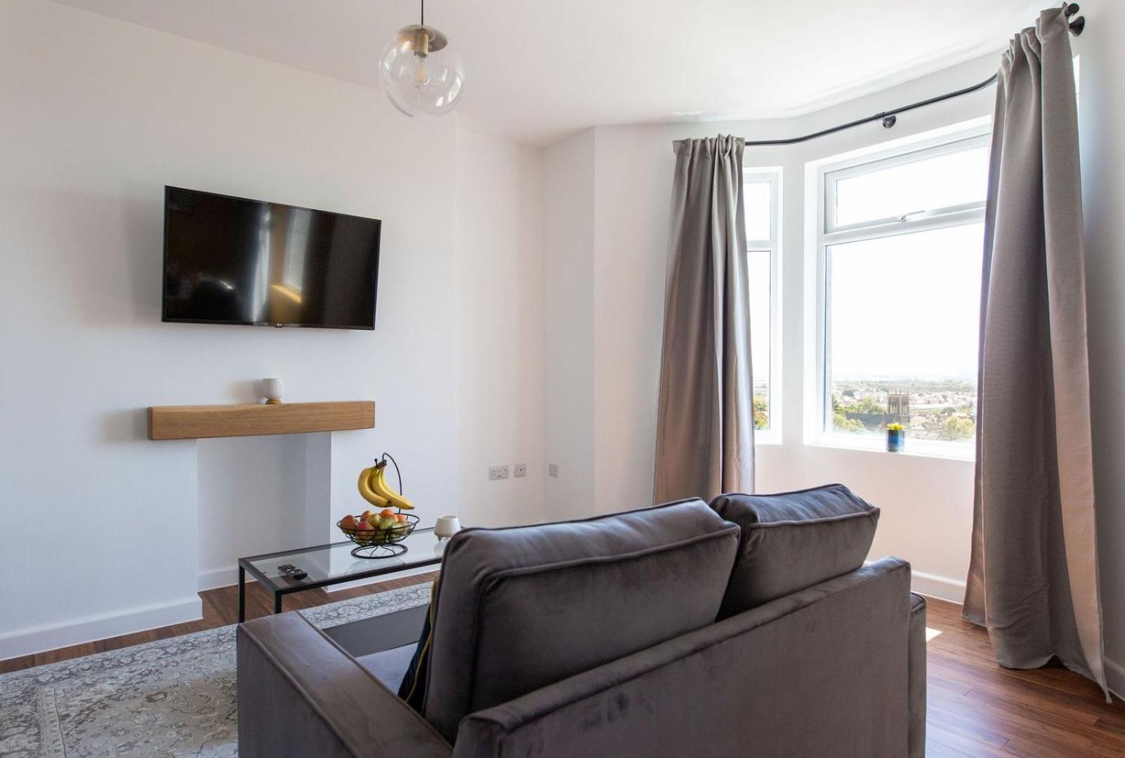 Studio Apartment With 65" Smart Tv Newport  Bagian luar foto