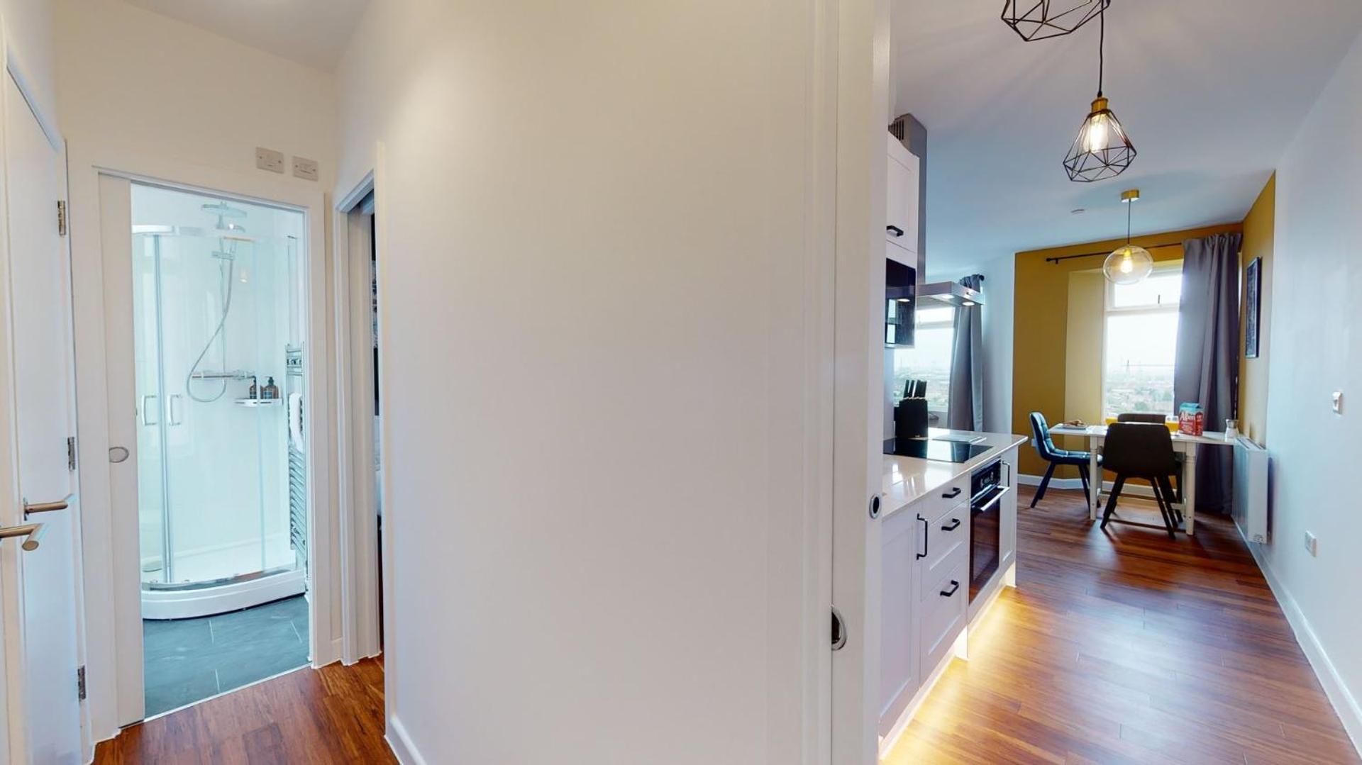 Studio Apartment With 65" Smart Tv Newport  Bagian luar foto