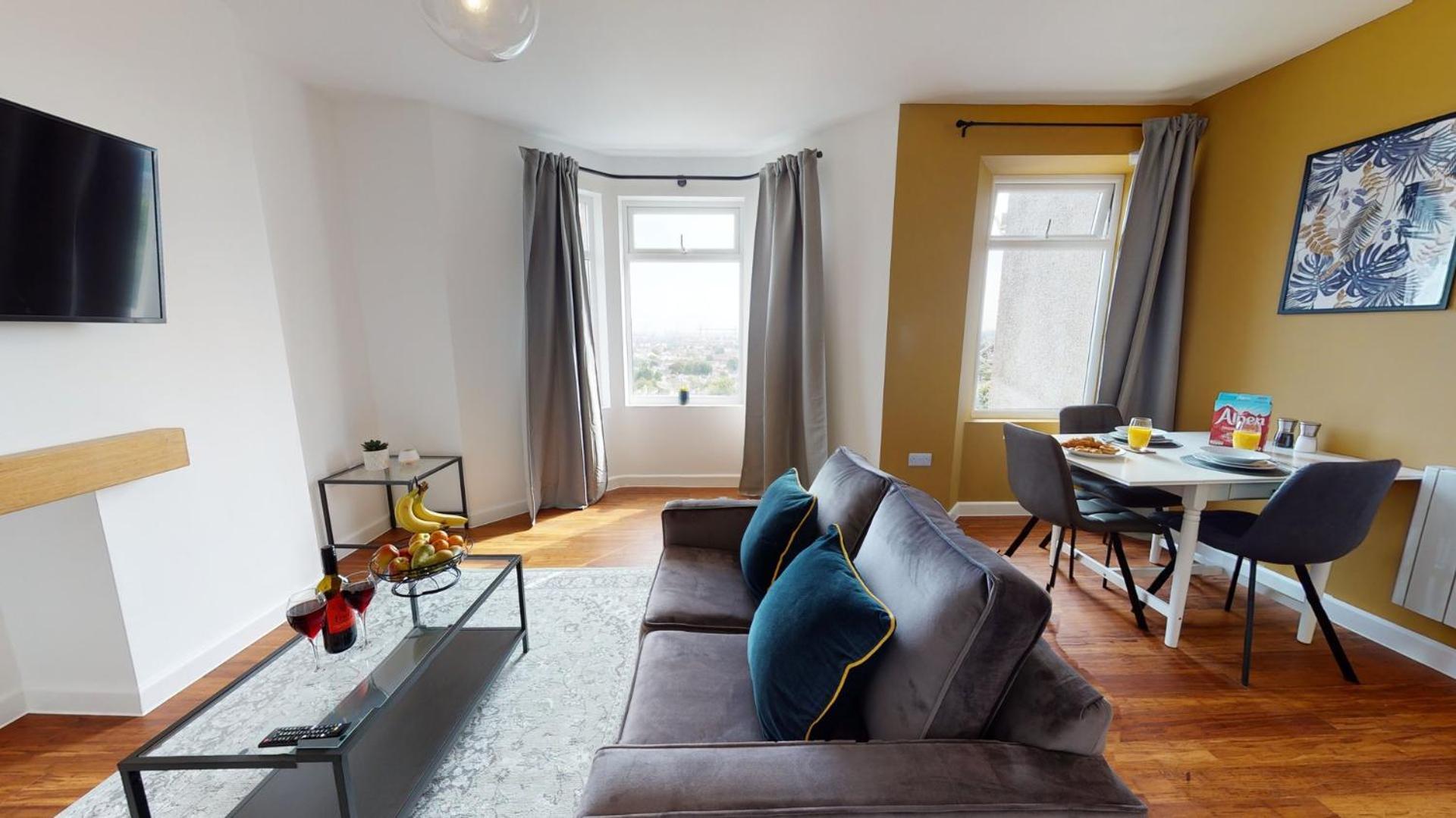 Studio Apartment With 65" Smart Tv Newport  Bagian luar foto