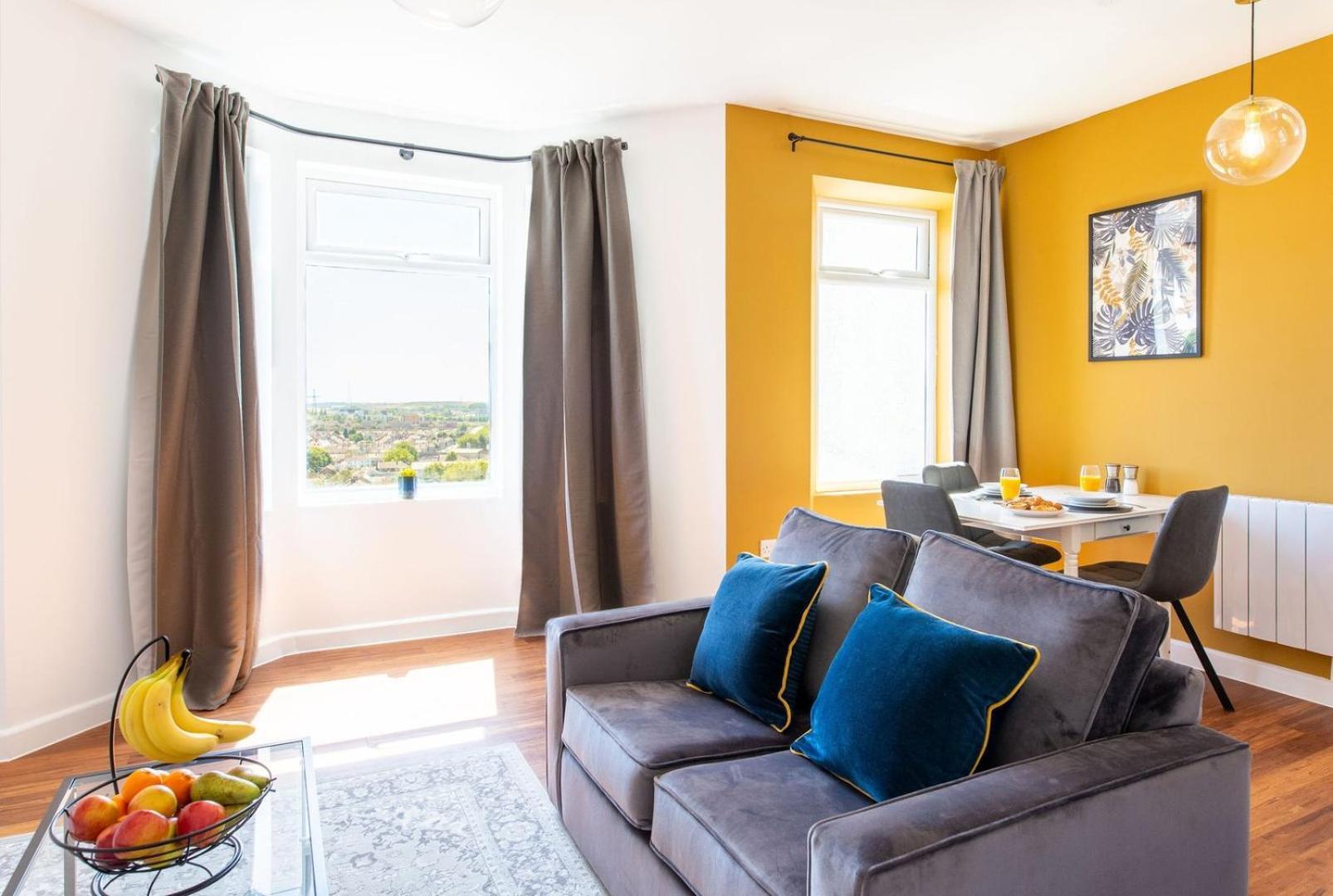 Studio Apartment With 65" Smart Tv Newport  Bagian luar foto