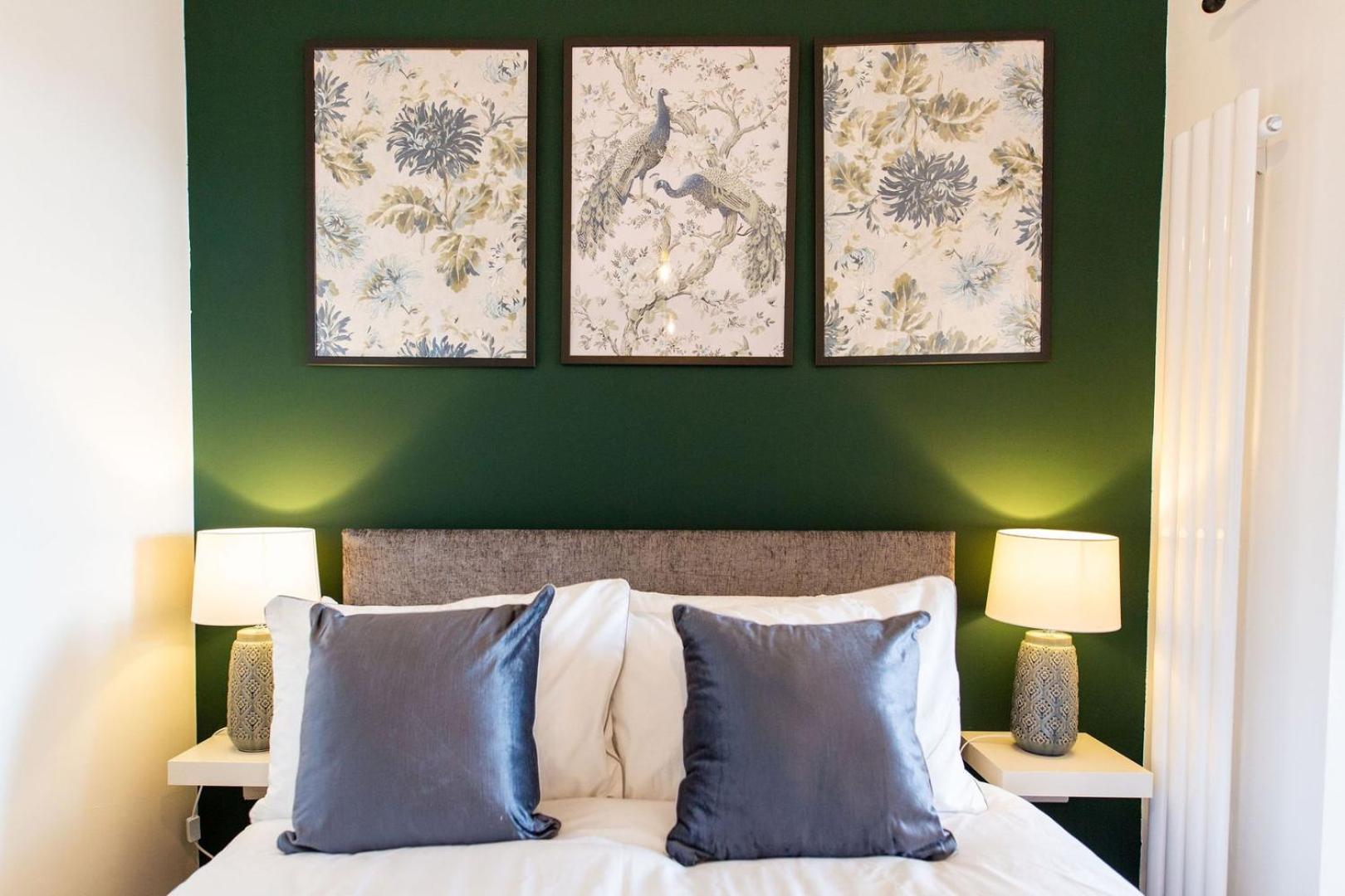 Studio Apartment With 65" Smart Tv Newport  Bagian luar foto