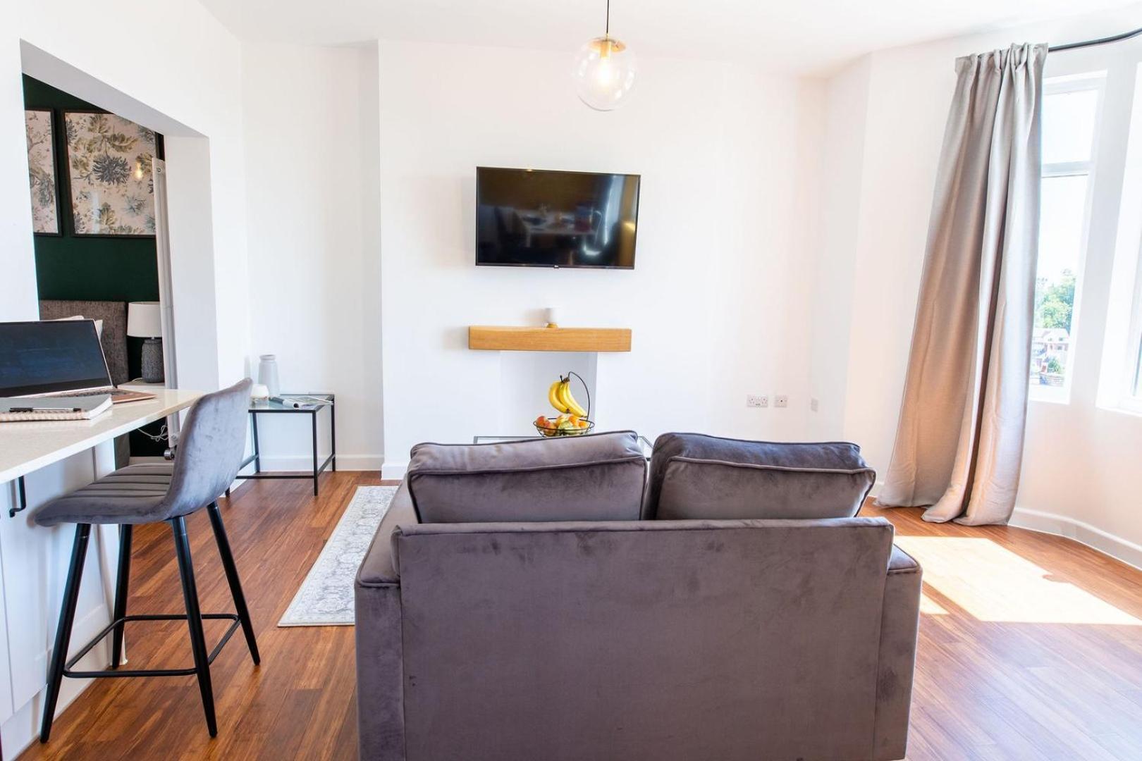 Studio Apartment With 65" Smart Tv Newport  Bagian luar foto