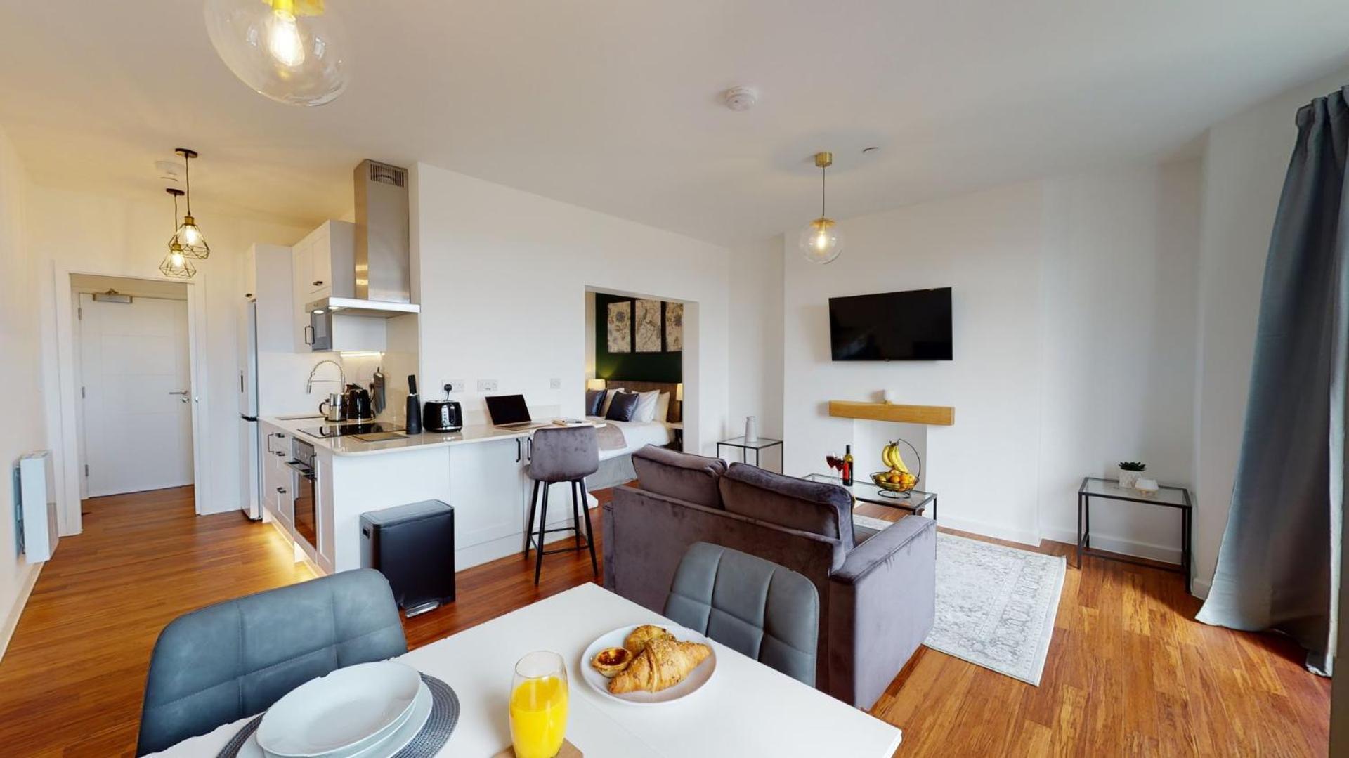 Studio Apartment With 65" Smart Tv Newport  Bagian luar foto