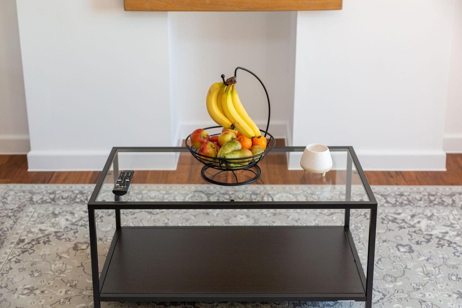 Studio Apartment With 65" Smart Tv Newport  Bagian luar foto