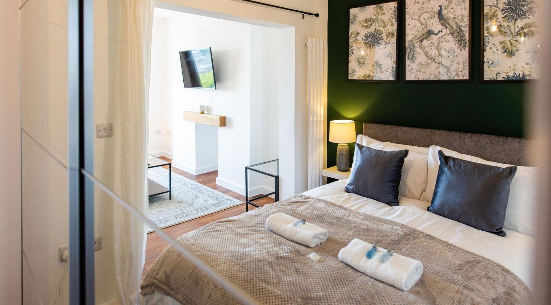 Studio Apartment With 65" Smart Tv Newport  Bagian luar foto